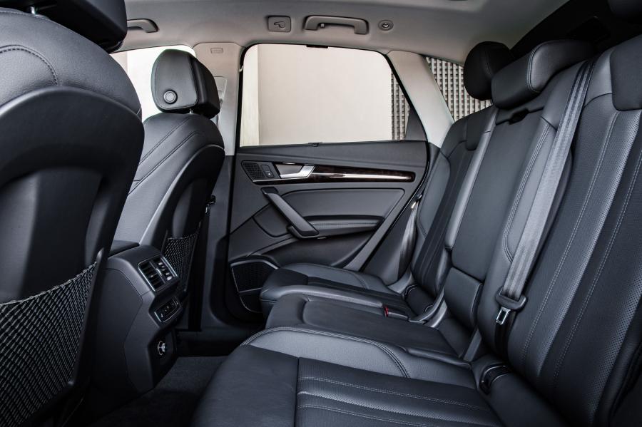 Интерьер Audi Q5 2.0T Quattro 2017 года  (NA) (фото 26 из 40)